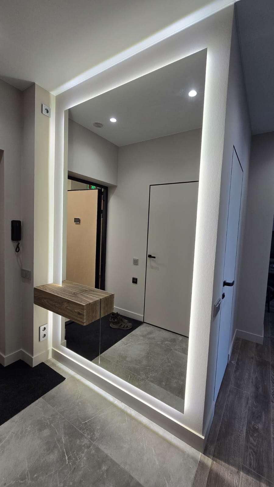 Зеркало с подсветкой и тумбой 