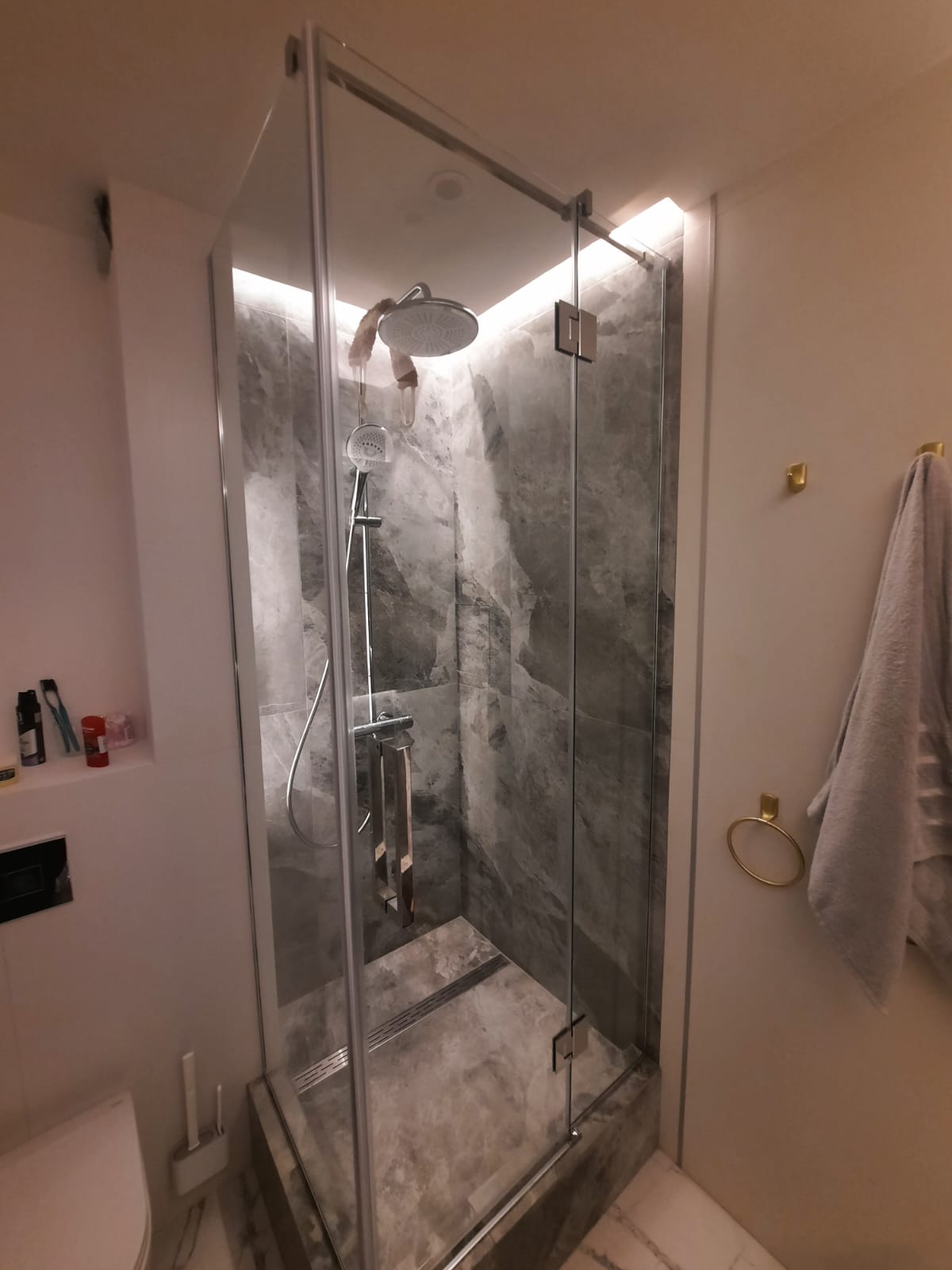 Душевая кабина из стекла 