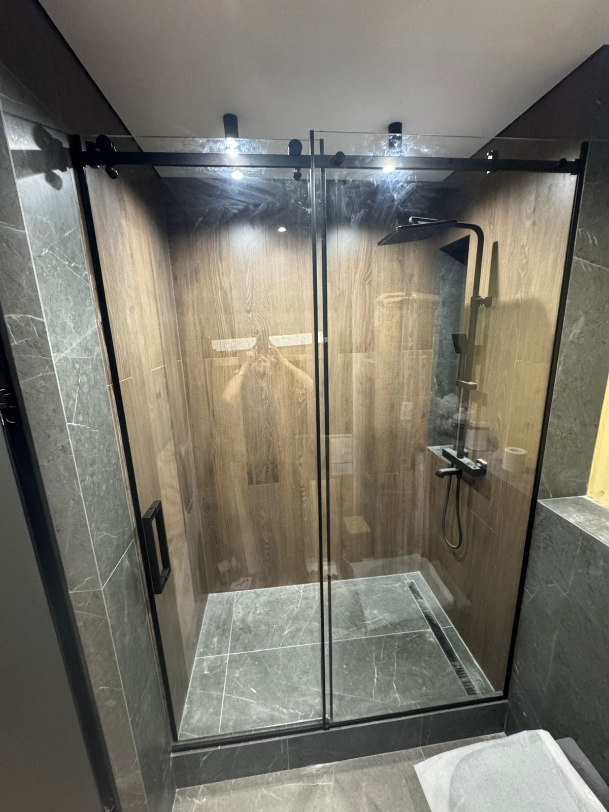 Душевая кабина с дверями из стекла 